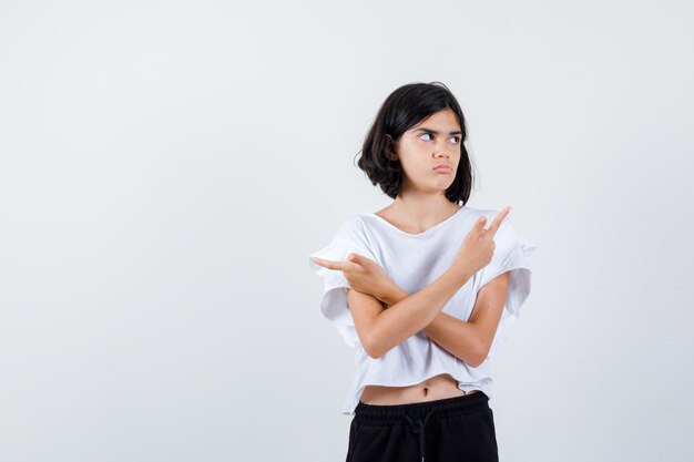 Jeune fille expressive qui pose en studio