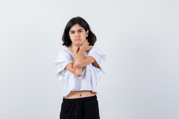 Jeune fille expressive qui pose en studio