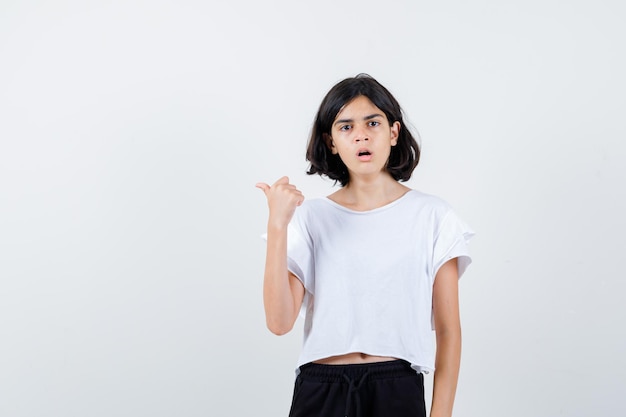 Jeune fille expressive qui pose en studio