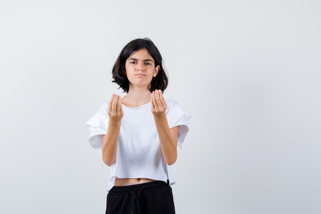 Jeune fille expressive qui pose en studio