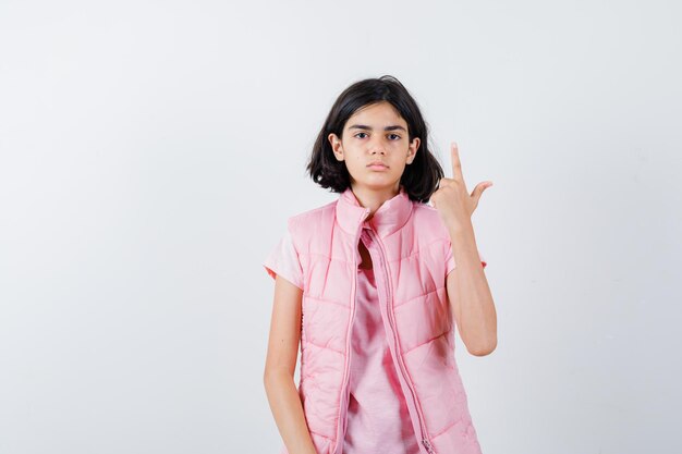 Jeune fille expressive qui pose en studio