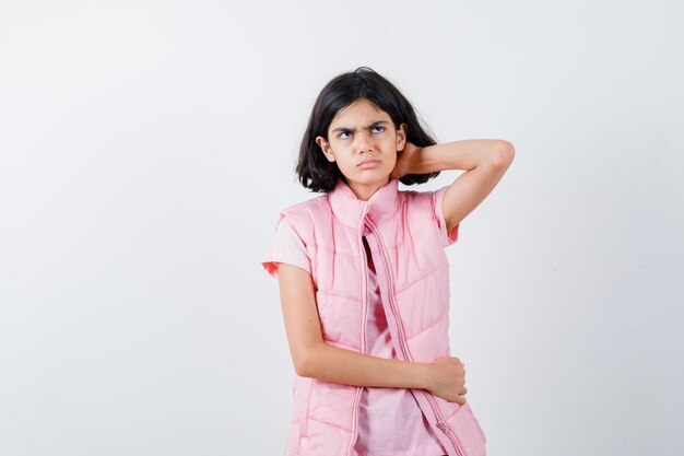 Jeune fille expressive qui pose en studio