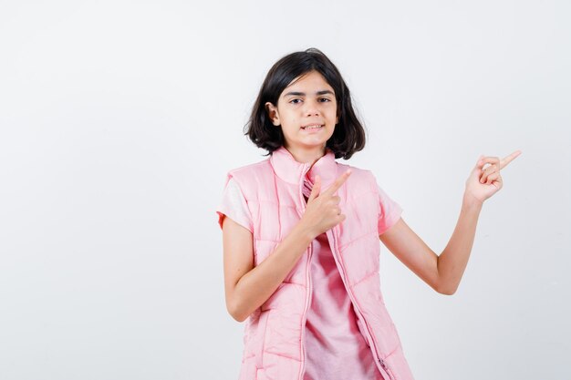 Jeune fille expressive qui pose en studio