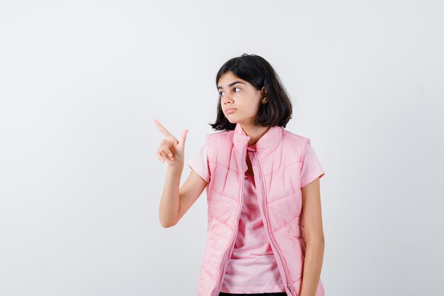 Jeune fille expressive qui pose en studio