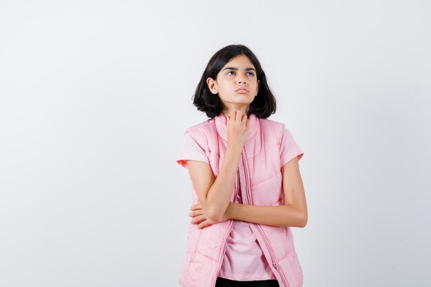 Jeune fille expressive qui pose en studio