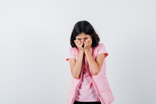 Jeune fille expressive qui pose en studio