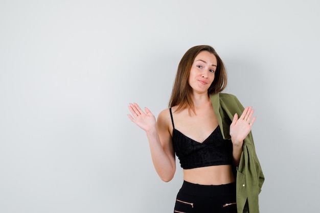 Jeune fille expressive qui pose en studio