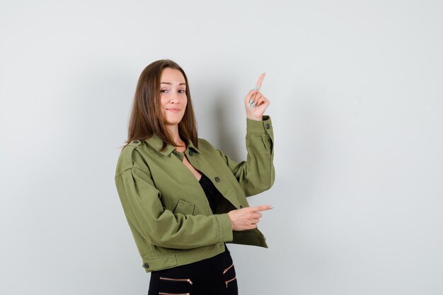 Jeune fille expressive qui pose en studio