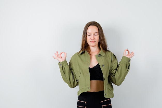 Jeune fille expressive qui pose en studio