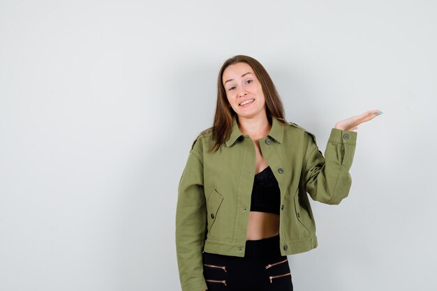 Jeune fille expressive qui pose en studio