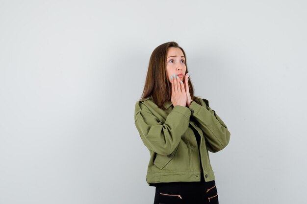 Jeune fille expressive qui pose en studio