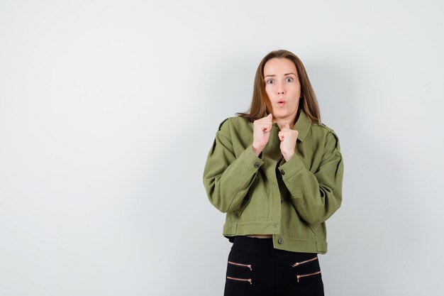 Jeune fille expressive qui pose en studio