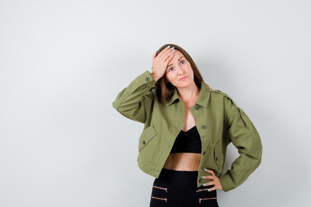 Jeune fille expressive qui pose en studio