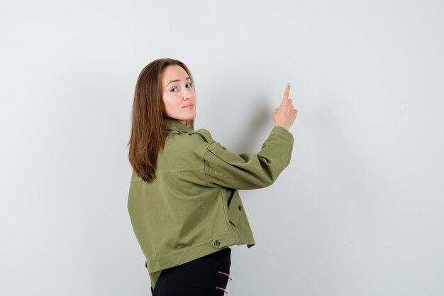 Jeune fille expressive qui pose en studio