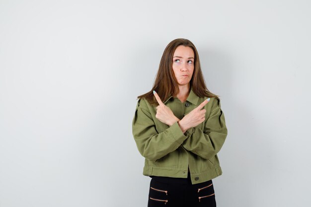 Jeune fille expressive qui pose en studio