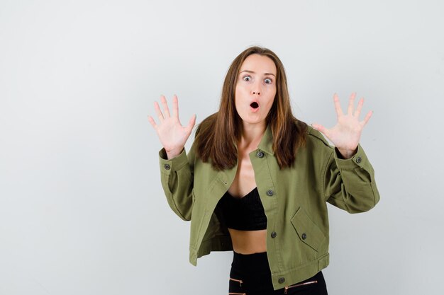 Jeune fille expressive qui pose en studio