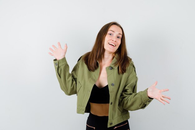 Jeune fille expressive qui pose en studio