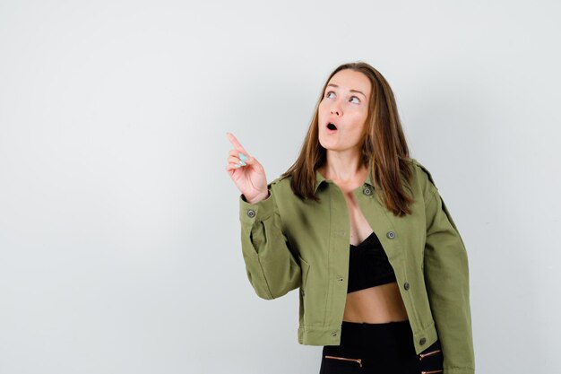 Jeune fille expressive qui pose en studio