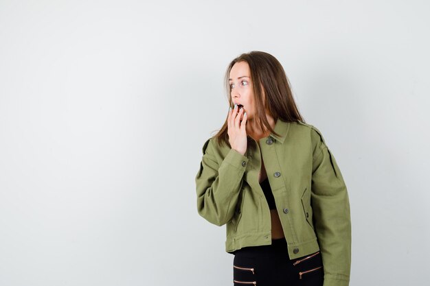 Jeune fille expressive qui pose en studio