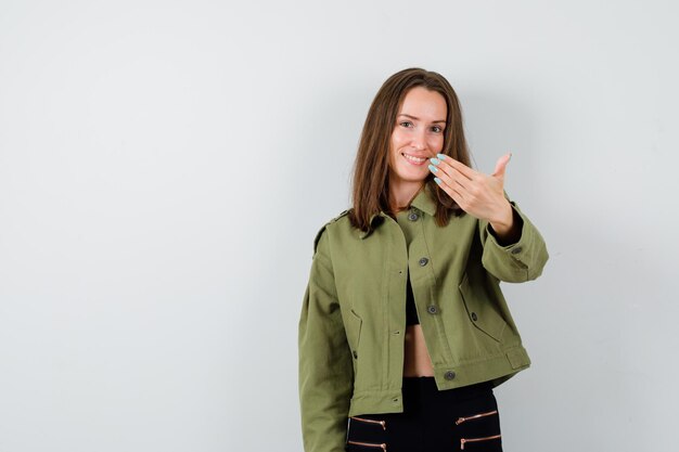 Jeune fille expressive qui pose en studio