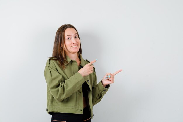 Jeune fille expressive qui pose en studio