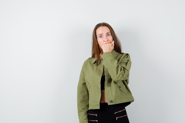 Jeune fille expressive qui pose en studio