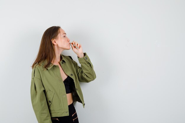 Jeune fille expressive qui pose en studio