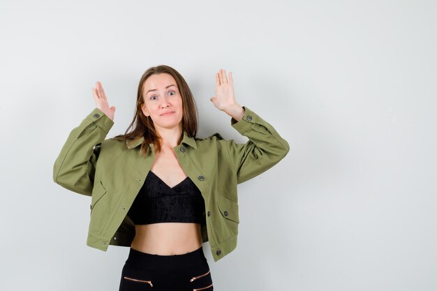 Jeune fille expressive qui pose en studio