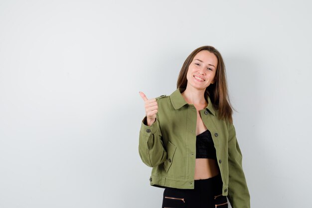 Jeune fille expressive qui pose en studio