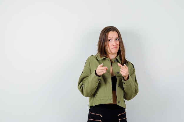 Jeune fille expressive qui pose en studio