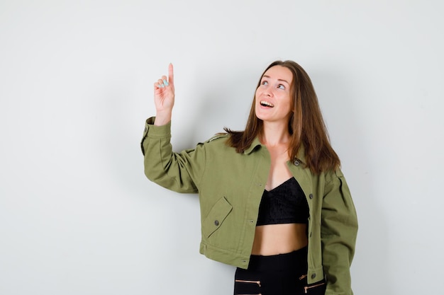 Jeune fille expressive qui pose en studio