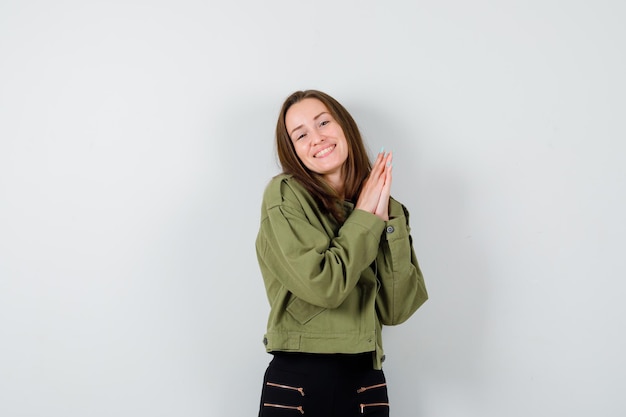 Jeune fille expressive qui pose en studio