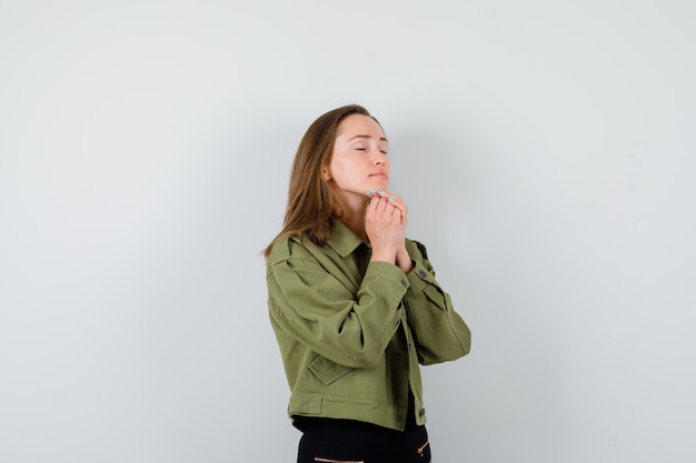 Jeune fille expressive qui pose en studio