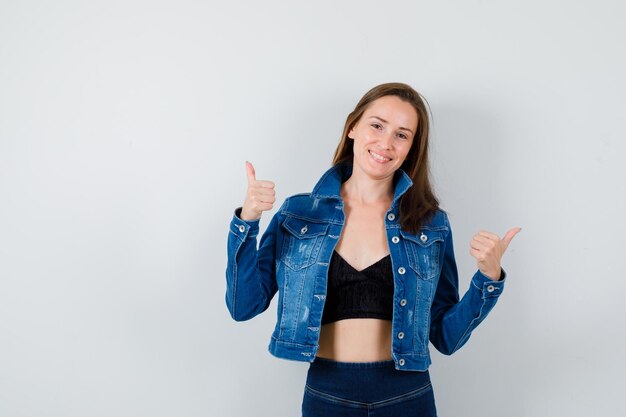 Jeune fille expressive qui pose en studio