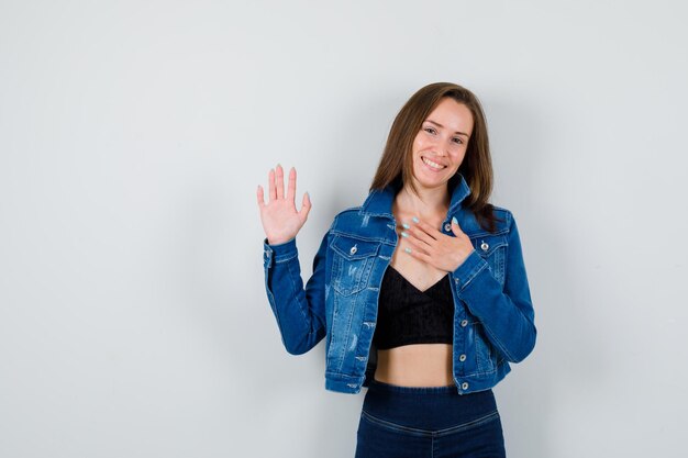 Jeune fille expressive qui pose en studio