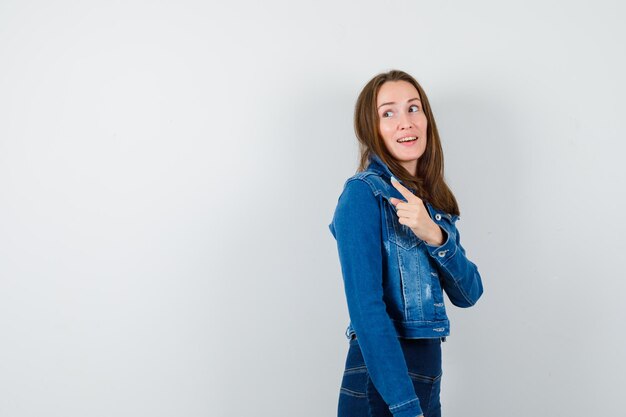 Jeune fille expressive qui pose en studio