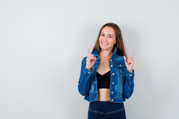 Jeune fille expressive qui pose en studio