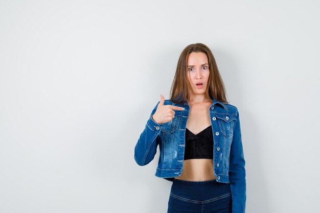 Jeune fille expressive qui pose en studio