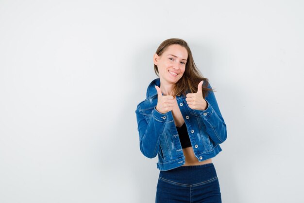 Jeune fille expressive qui pose en studio