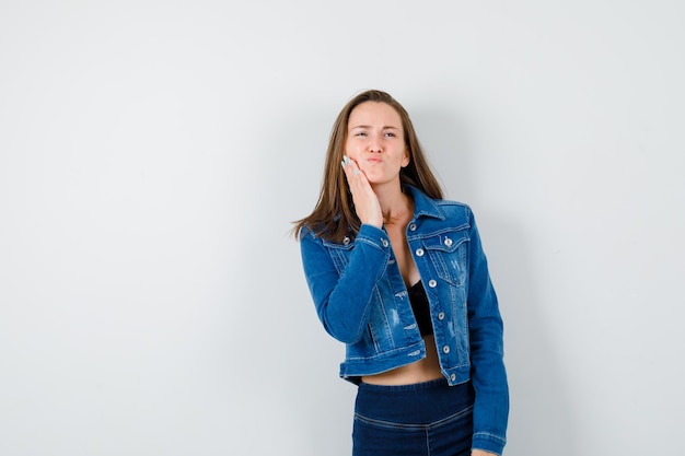 Jeune fille expressive qui pose en studio