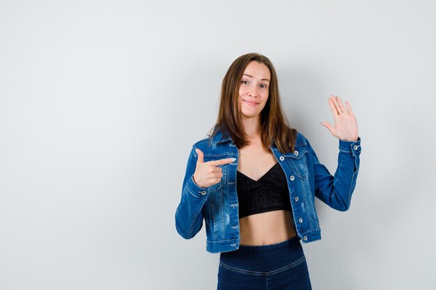 Jeune fille expressive qui pose en studio