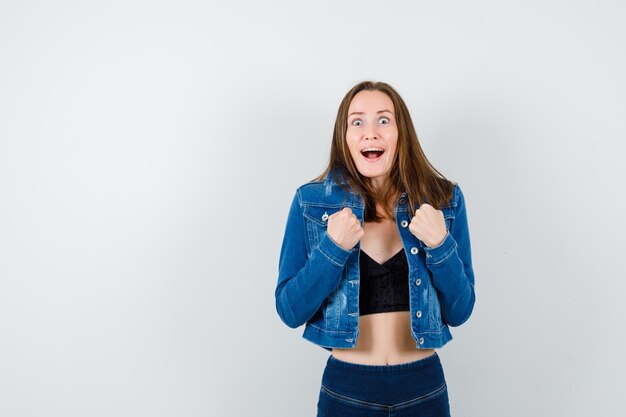 Jeune fille expressive qui pose en studio