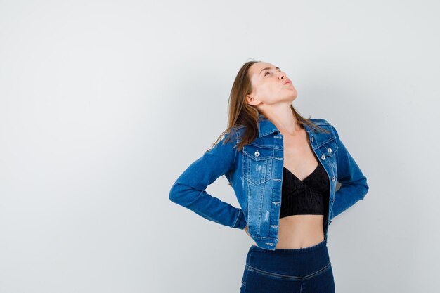 Jeune fille expressive qui pose en studio