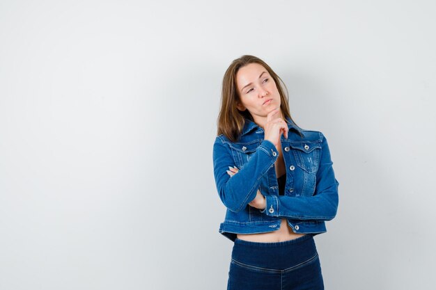 Jeune fille expressive qui pose en studio