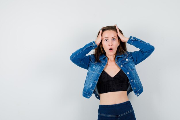 Jeune fille expressive qui pose en studio