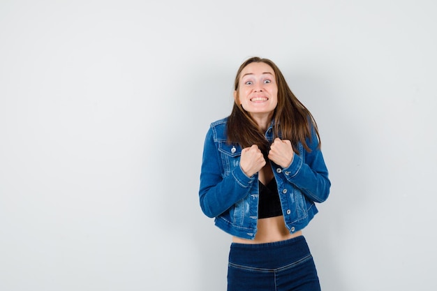 Jeune fille expressive qui pose en studio