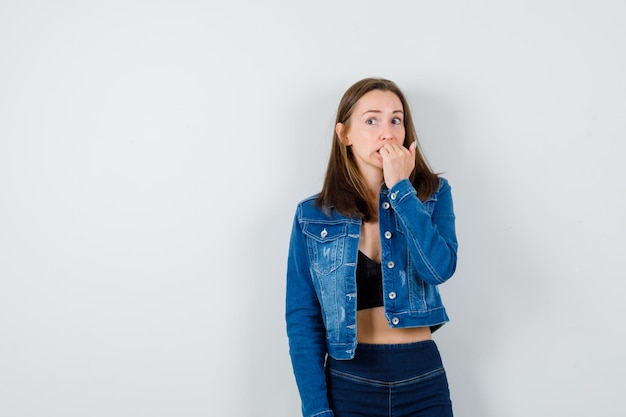 Jeune fille expressive qui pose en studio