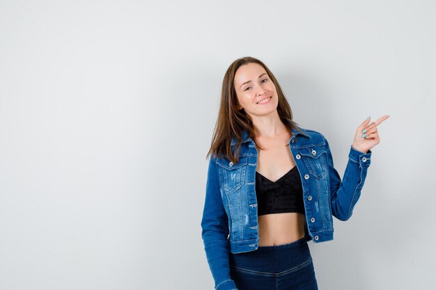 Jeune fille expressive qui pose en studio