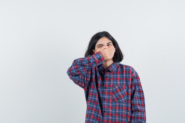 Jeune fille expressive qui pose en studio