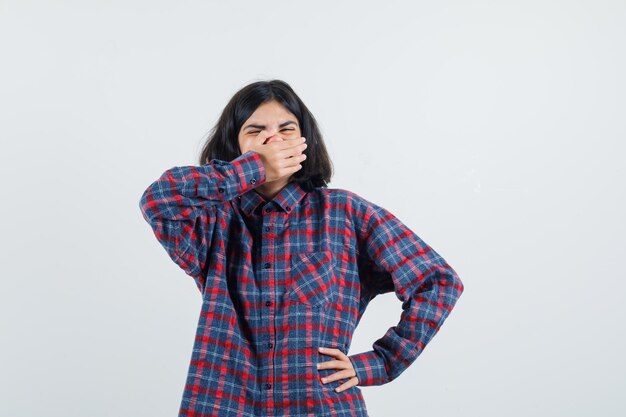 Jeune fille expressive qui pose en studio